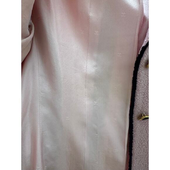 Vintage Chanel Pink Wool Boucle Jacket size 40, 1994 - Picture 4 of 9